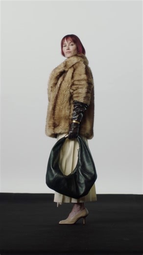 “Make the street your runway” is our new mantra for the season. Step out with confidence—no need to wait for a special occasion to showcase your boldest pieces. Talent: Julia Hobbs Coat: 77068636 Skirt: 77067720 Shoes: 77077712 Bag: 77044795 Gloves: 77086749 Bracelet: 77076762 #MangoWoman | Mango