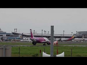 成田空港 各社の尾翼が並ぶ中 ピーチA320離陸シーン