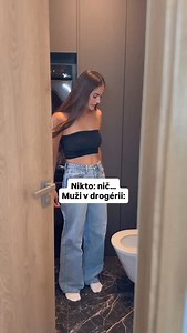 🚽Ona : „Hneď to po sebe vyčisti.“ Ja: „Jasné.“ ... o 20 minút neskôr stratený v drogerii, medzi regálmi s 58 druhmi čističov, volám žene, že ak sa neozvem, nech ma hľadajú pri regáli s tampónmi. Nakoniec som doniesol Domestos Power Foam (ten čo sa používa dole nohami, legit upside down lifehack, áno už tam nemusíte cpať celú ruku hahaha) a… 🪄 wc je čisté, vonia a ja mám doma pokoj. Doslova. PS: k dispozícii je voňavá trojka – ružový Floral Fresh 🌸 (moja voľba), modrý Arctic Fresh ❄️ a oranžov
