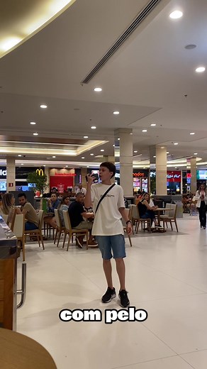 Compras de Luxo: Andre Steiner adquire celular caro da Samsung e presenteia irmã