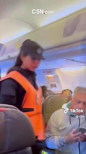⭕ESCÁNDALO EN UN AVIÓN: DETUVIERON A UN FUTBOLISTA POR AMENAZA DE BOMBA 💣El defensor Emiliano Endrizzi, de Gimnasia de Jujuy, gritó “bomba” antes del despegue y desató el caos. La Policía de Seguridad Aeroportuaria activó el protocolo antibombas y se llevó esposado al jugador. La intervención afectó el viaje del Lobo jujeño hacia Carlos Casares, donde este domingo enfrentará a Agropecuario por la Primera Nacional. #C5N #Avion #Bomba #AmenazaDeBomba
