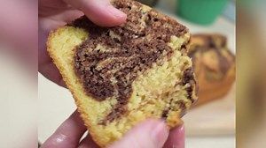 Chec de post cu apa minerala. 👉Ingrediente: 300 ml apa minerala carbogazoasa 150 ml suc de fructe (eu am folosit cu mar, morcov si portocala) 125 ml ulei floarea soarelui 1 lingurita praf de copt cu sofran (daca nu aveti folositi 1 plic de praf de copt normal) 400 g faina tip 000 sau 16 linguri 180 g zahar sau 9 linguri 1 lingura esenta vanilie coaja rasa de la o lamaie netratata | Ana Găteşte