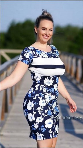 This navy dress detail changes everything #fashion #styling