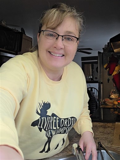 Want to know what it is? It’s called affiliate marketing — and no, it’s not new. This business model has been around for decades, but it’s growing faster than ever right now as more people look for flexible, remote income options. Here’s why it finally clicked for me: ✨ No inventory ✨ No customer service ✨ No creating products ✨ No tech background required I started as a complete beginner with no experience and no audience — just a willingness to learn and stay consistent. Instead of selling ran