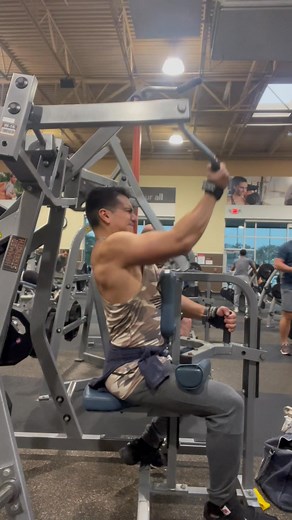 Turn your body into a fat-burning furnace and say goodbye to love handles—even with a full-time job! ✅🔥 Busy schedule? No problem. Focus on these three key habits: 1️⃣ Move with purpose – Strength train or aim for 8,000-10,000 steps daily to keep your metabolism active. 2️⃣ Prioritize quality sleep – Wake up feeling refreshed, not groggy. Better sleep = better recovery and less soreness. 3️⃣ Fuel your body right – Eat three balanced meals a day with a solid protein source to reduce cravings and