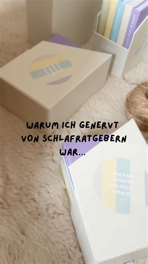 Traumlöckchen® | Mental Babyschlafcoach & Autorin on Instagram: "Ich hatte keine Lust mehr auf Schlafratgeber. Und vielleicht geht es dir genauso. Ratgeber, die dir sagen, wie dein Baby schlafen sollte. Pläne, Tabellen, Methoden – aber kaum jemand erklärt dir, warum dein Baby schläft, wie es schläft. Ich wollte kein weiteres Buch, das mir Druck macht. Ich wollte Verständnis. Sicherheit. Orientierung. Genau deshalb habe ich die Sleep & Grow Box entwickelt. Nicht als Schlafratgeber. Sondern als Be