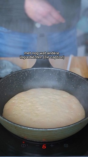 EIWITRIJKE PANNENKOEKEN VAN LINZEN EN QUINOA 🥞(vegan glutenvrij) ⠀⠀⠀⠀⠀⠀⠀⠀⠀ Deze eiwitrijke pannenkoeken zijn super makkelijk om te maken en 100% glutenvrij! 💪 lMet de rode linzen en quinoa heb je eigenlijk alles al, ZO SIMPEL! Voeg alleen wat water en eventueel kruiden naar keuze toe en bak ze daarna in een fijne koekenpan. Aan de slag met dit recept? Lees dan hieronder verder!👇🏼 ⠀⠀⠀⠀⠀⠀⠀⠀⠀ INGREDIËNTEN: 150 gr gespleten rode linzen 50 gr quinoa 275 ml water Optioneel: Peper, zout en/of ande
