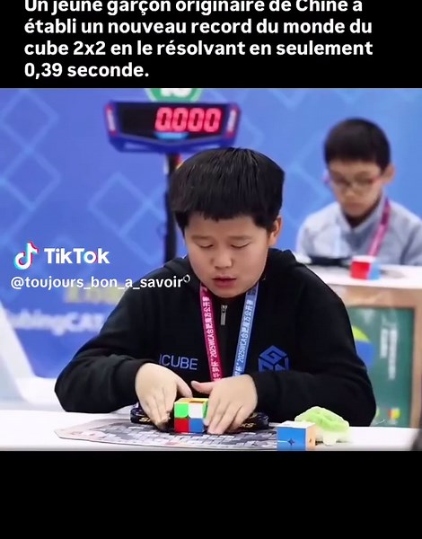 Un jeune garçon originaire de Chine a émerveillé le monde en établissant un nouveau record du monde au Rubik's Cube 2x2, en le résolvant apparemment en seulement 0,39 seconde. Cette résolution fulgurante a laissé le public stupéfait, tant elle s'est produite presque plus vite qu'un clignement d'œil. Les spectateurs avaient à peine le temps de suivre ses mouvements que le cube était déjà parfaitement résolu. Un tel exploit met en lumière non seulement une vitesse de main impressionnante, mais aus