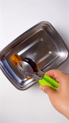 Kirti | Nutritious Recipes on Instagram: "Ep-1 Lunchbox Series Lunchbox goals 24g protein under 450 calories! Perfect for all corporate hustlers 👩‍💻 ⸻ 🧾 Ingredients: • 150g boiled chana (chickpeas) • 30–40g curd • 1 onion, finely chopped • 3–4 tbsp besan (gram flour) • Salt, red chili powder, chaat masala & garam masala to taste • 1 tbsp oil for sautéing • 60–70g Greek yogurt • 1 cucumber, chopped • Coriander, pepper & lemon juice (for dip) ⸻ 👩‍🍳 Recipe: Blend boiled chana with curd to form