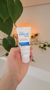 Edu Medaets | Skincare & Beauty on Instagram: "Já falei dela aqui para vocês, a loção prebiótica Amilia Repair da @theraskinbrasil é um dos últimos hidratantes que eu testei que eu mais gostei. A fórmula tem ativos como Pantenol, Niacinamida, Ácido Hialurônico, Bisabolol, Vitamina E e Alpha-glucan Oligosaccharide. Seria impecável se tivesse ceramidas e colesterol, que são ingredientes excelentes para uma barreira saudável! Fica a dica Theraskin! ;) Já testou? Me diz nos comentários! #hidratante 