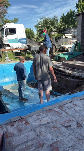 Los momentos graciosos de albañiles rompiendo piletas