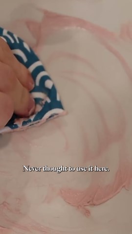 Those marks aren't scratches! Watch how the pink stuff makes your white dishes look brand new again.