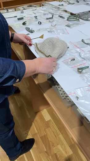 Look at this beautiful Curonian reconstruction headdress — decorated with amber beads! The educator from Skuodas Museum introduces the reconstructed jewelry and explains how Baltic women may have looked over 1000 years ago. Amber, craftsmanship, and ancient style — the Curonian world brought back to life! ✨ #Curonians #BalticHistory #Amber #SkuodasMuseum #Reconstruction #AncientJewelry #Lithuania #RealArchaeology | Akmenės istorijos muziejus