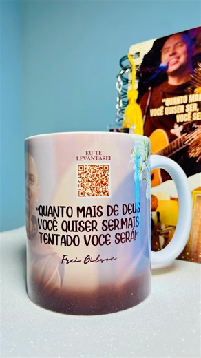 Natália De Oliveira | Influenciadora Católica🇻🇦⛓️ on Instagram: "Eu criei o kit QUARESMAL do FREI GILSON! . Neste kit vem a agenda com as capas personalizadas com a foto do Frei Gilson. A capa de trás vem com 2 Qr codes! 1 Qr code com a música ( EU TE LEVANTAREI ), e 1 Qr code com o ( ITINERÁRIO QUARESMAL 2026) em PDF. + a caneca Personalizada com o Qr code da música nela! . Um kit especial, onde poderá ser trocada a música de acordo com a desejada, sendo a do frei Gilson, e é possível acresce