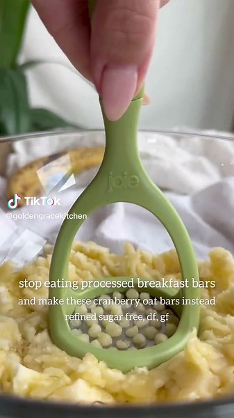 Healthy Cranberry Banana Baked Oatmeal Bars Recipe