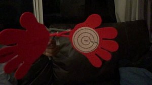 「蚊帳、赤い手の拍子は銃のおもちゃにつながり、虫を殺すデザイン、カチャチャ」の動画素材（ロイヤリティフリー）26808007 | Shutterstock