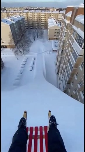 Пацаны катаются с крыш многоэтажек! Снег сделал гигантские горки 😳