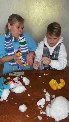 A snowball with a surprise #shorts Best video by Mnogodetky