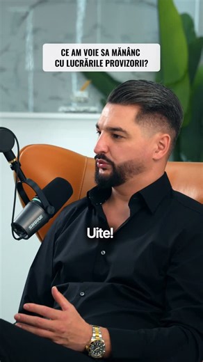 Primele două luni după inserarea implanturilor sunt cele mai importante. În perioada asta porți o lucrare provizorie care arată bine, este rezistentă, dar nu e făcută pentru alimente foarte dure. Implanturile au nevoie de timp ca să se prindă bine în os și orice presiune mare poate afecta procesul de vindecare. În aceste două luni alege mâncăruri mai moi, mestecă cu grijă și ai răbdare cu corpul tău. După integrarea implanturilor, totul devine mult mai ușor. Dacă te-ai operat recent sau ai între