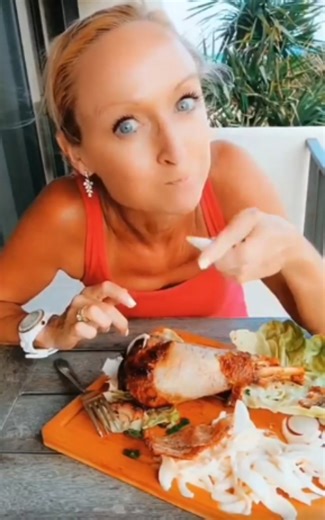 Keto chaos! Lettuce wraps with air fryer jerk turkey leg attempt