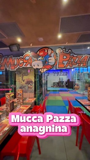 🌟 Mucca Pazza Anagnina: il ristorante dove il divertimento incontra il buon cibo! 🍽️🐮 Benvenuti al Mucca Pazza Anagnina, il locale ideale per famiglie con bambini, comitive di amici, coppie senza figli e anche per i nonni! 🎉 Da noi ognuno trova il suo spazio perfetto per rilassarsi, divertirsi e gustare piatti deliziosi in un’atmosfera accogliente e vivace. 👶 Due ampie sale con aree giochi attrezzate e sicure, una dedicata anche ai piccolissimi (0-3 anni), sempre sorvegliate da personale es