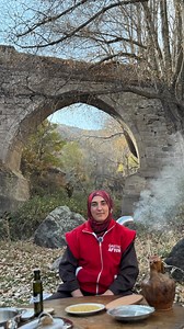 Afyon’un Sofralarındaki Mütevazı Efsane: Mercimekli Bulgur Pilavı 📍 Bu videoyu Afyonkarahisar Kışlacık Mahallesi’ndeki tarihi Kadın Ana Su Yolu Kemeri’nde çektik. Doğal dokunun içinde, geleneksel bir Afyon lezzetini yeniden canlandırdık. Malzemeler: • 500 gr mercimek • 300 gr pilavlık bulgur • 1 L kaynar su • Soğuk sıkım haşhaş yağı • Tuz Yapılışı : Önce mercimeği haşlıyoruz. Güveçte kaynayan suya bulguru ekleyip pişmeye bırakıyoruz. Bulgur yumuşamaya başladığında haşlanmış mercimeği ilave ediy