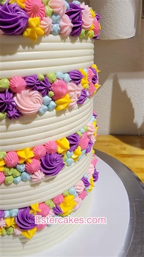 Ester Holt on Instagram: "Video tutorial on how to use Ribbon slot cake comb Teal smooth hound and Ribbon slot cake comb from Estercakes.com Rose gold Chandelier cake stand from @opulenttreasures Use code : Ester20 for discount"