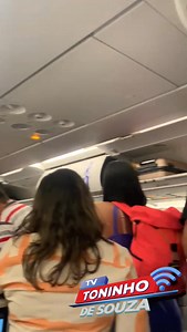 1M views · 6.2K reactions | O voo 4329 da Azul que deveria sair de Campinas (SP, às 17h (horário local) com destino a Cuiabá, apresentou dois problemas mecânicos e os passageiros tiveram que trocar de avião. Foram mais de duas horas de espera dentro do avião. | TV Toninho de Souza | Facebook