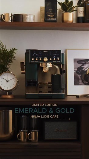 🔔 EMERALD & GOLD DROP 🔔 Introducing the bespoke Emerald & Gold Ninja Luxe Café, crafted in a limited-edition run of less than 900 units. A standout gift for the true coffee connoisseur — secure yours before this exclusive colorway disappears. #NinjaLuxeCafe #ColorDrop 📷: @stelioskroudis | Ninja Kitchen