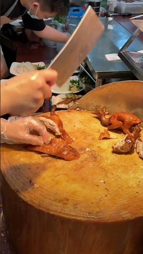 Crispy roast duck, with tender meat and abundant juice in every bite.