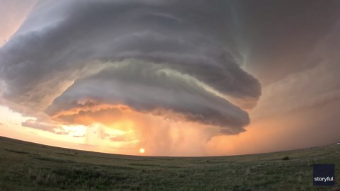 Timelapse Catches Stunning Supercell at Sunset