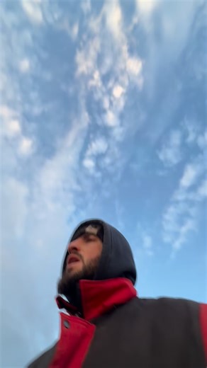 Тима • Фермер🧑🏻‍🌾 on Instagram: "Началась настоящая «суета у баранов». Вместо четкой схватки, мы увидели клубок из движений, блеяния и столкновений. Бараны метались, пытаясь понять, кто друг, а кто враг. Неожиданные союзы и предательства. Что стало причиной такого поворота событий? Возможно, это был конфликт из-за непонятного взгляда ? Может быть, один из баранов, пришедших на помощь, имел свои собственные счеты с третьим участником. Или же, в пылу борьбы, они просто перепутали стороны. Эта и