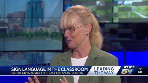 Expert gives advice for teachers, students on sign language in the classroom