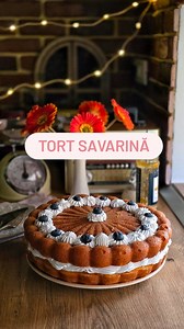 Nostalgici fani ai prajiturii savarina prin zona? Tortul acesta este mare, insiropat, aromat si grozav pentru orice party in familie. Tort savarina 🍰Blat ▪️3 oua ▪️30g zahar ▪️un praf de sare ▪️190ml lapte ▪️8g drojdie uscata ▪️350g faina ▪️45g unt gras ▪️coaja de la 1 portocala 🍰Sirop ▪️700ml apa ▪️250g zahar ▪️Coaja de la 1 portocala ▪️Coaja de la 1 lamaie ▪️Esenta vanilie ▪️30ml esenta rom (depinde cat de concentrata este) 🍰Umplutură ▪️500ml frisca (eu am folosit vegetala, pentru o sustine