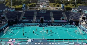 帕運盲人足球選手聽聲辨位 觀眾學習安靜忍住歡呼[影] | 運動 | 中央社 CNA