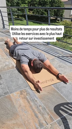 Baptiste | coach | Mal de dos & mouvement on Instagram: "Aujourd'hui je te présente (encore) un exercice présent dans tous les programmes de mes coachings et suivis à distance. Pourquoi ? Parce-que je recherche l'efficience : le moins d'exercices possibles pour le plus de résultats. Alors bien sûr, ma mère de 70 ans et mon plus jeune client, un triathlète de 32 ans ne font pas le même volume, la même fréquence et la même intensité mais l'exercice est présent Celui-ci coche beaucoup de cases : - 