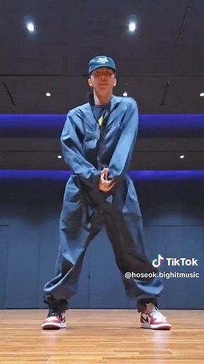 Jhope Dançando 'Sticky' com BTS