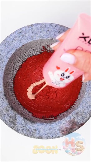 Un look audacieux : l'art du rouge à lèvres et du masque facial ! 💋✨