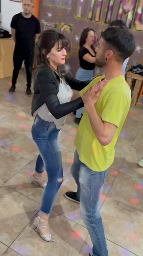 I N T E R M E D I O S ⚡️ . ➡️Secuencia de nivel intermedios bailada por estos dos alumnos que la rompen toda 😍. @mica.i.s 💃🏻 y @agu.salas 🕺🏻 . . ▶️ 𝖰𝗎𝖾𝗋𝖾𝗌 𝖺𝗉𝗋𝖾𝗇𝖽𝖾𝗋 𝖺 𝖻𝖺𝗂𝗅𝖺𝗋 ? 𝖰𝗎𝖾𝗋𝖾𝗌 𝗆𝖾𝗃𝗈𝗋𝖺𝗋 𝗍𝗎 𝖻𝖺𝗂𝗅𝖾? 𝖰𝗎𝖾𝗋𝖾𝗌 𝖺𝗉𝗋𝖾𝗇𝖽𝖾𝗋 𝗈𝗍𝗋𝗈 𝖾𝗌𝗍𝗂𝗅𝗈? 𝖤𝗌 𝖺𝖼𝖺 ‼️ Te esperamos en @mucha_bachata sede Barrio Maritimo todos los viernes 🙌😎 👉🏼 Nivel Inicial (desde cero): 20:00hs 👉🏼 Nivel Intermedios( bachata tradicional, inicio de la bachata sens