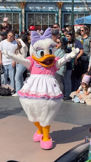 Get it Daisy… shake a tail feather #oceanbling #daisyduck #disney #duck #anxiety #aquaticbling | Lory Barra