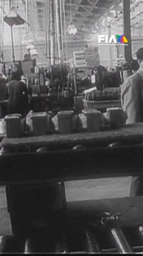 🎉 Elektra México cumple 75 años transformando los hogares de México. Lo que empezó en 1950 como un pequeño negocio de radio y televisión fundado por Hugo Salinas Rocha y su hijo, ha crecido hasta convertirse en un gigante comercial que acompaña a millones de familias mexicanas. Bajo la visión de Ricardo Salinas, Elektra no solo modernizó la venta de productos, sino que acercó la tecnología, la banca, la movilidad y los servicios de salud a quienes más lo necesitaban. Desde sus inicios, la empre