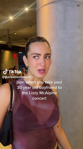 lol @lizzy #lizzymcalpine #lizzymcalpineceillings #concert