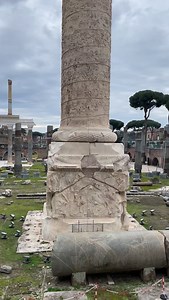 Al centro del Foro di Traiano trionfa la Colonna di Traiano (113 d.C.), la più antica colonna coclide giunta fino a noi e la più significativa, perché la prima a documentare in forma continua la campagna bellica dell’imperatore e perché la sua altezza corrisponde a quella del colle sbancato per la realizzazione del foro stesso. #colonna #traiano #roma #mycity | Claudia Viggiani, Roma