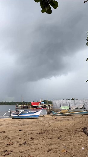 8.6K views · 316 reactions | Hari ke 10 sekaligus menjadi hari terakhir pencarian adik Iwo yang hilang saat melaut梁 tiap kali mau lakukan pencarian, cuaca tiba-tiba berubah. Awan mulai menghitam diikuti hujan beserta kilat dan guntur, entah apa maksud semesta梁 Sioooo Iwo e ngana di mana? | Dewi Anakoda | Facebook