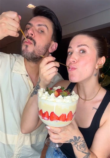 MERENGUE DE MORANGO, sou apaixonada nessa sobremesa! 🥹😍 Ingredientes: 750g de morangos picados 1/2 xícara de açúcar creme branco: 1 lata de leite condensado 1 cx de creme de leite 500ml de leite 3 gemas peneiradas 2 colheres de amido de milho 1 colher de essência de baunilha chantilly: eu usei 800g de nata com 6 colheres de açúcar mas pode usar 500ml de chantilly pronto pra bater 1 pct de suspiros 💜