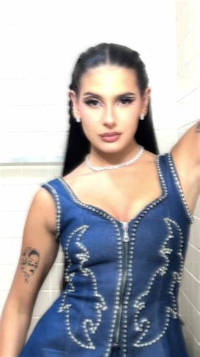 Vídeo de Boiadeira (@anacastelacantora) relacionado a ana de armas blade runner dance