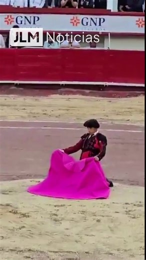 Muere toro tras impactarse contra el burladero en la FNSMDurante la segunda corrida del Serial Taurino, el primer toro de la tarde perdió la vida tras impactarse contra el burladero.Visita https://t.co/JRKWlSOjc8#JLMNoticias #JoséLuisMorales #Aguascalientes #Ags #NiMásNiMenos