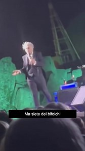 Morgan ha insultato il pubblico presente al parco archeologico di Selinunte per ascoltare il suo concerto-lezione 'Segnali di vita e di arte' dedicato a Franco Battiato nel corso del Festival della bellezza. "Avete rotto il c..., ho dei sentimenti, cogl...". Lo spettacolo a pagamento è iniziato con quasi 40 minuti di ritardo e dopo aver suonato alcuni dei suoi brani, l'ira dell'artista si è scatenata non appena qualcuno dal pubblico avrebbe detto: "Sei fuori tema". Rivolgendosi a qualcuno del pu
