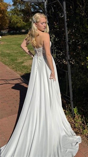 This meticulously handcrafted beaded lace bodice is beautifully paired with the gown’s flowing crepe skirt and dramatic train. Detachable puffed sleeves add a touch of wonderful elegance to this romantic bridal ensemble.❤️ Schedule your appointment now to find your dream dress. Our 10th Anniversary Thanksgiving Sale is still on until Nov 30th. edelsbridal.com 443.502.8471 #edelsbridal Venue: @swanharborfarm. Model: Julianna. #swanharborfarm #MDweddingvenue #Alineweddingdress #AllureBridals #deta