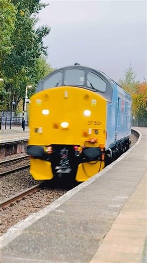 Class 37 through Pontefract Baghill at speed #dieselengine #diesellocomotive